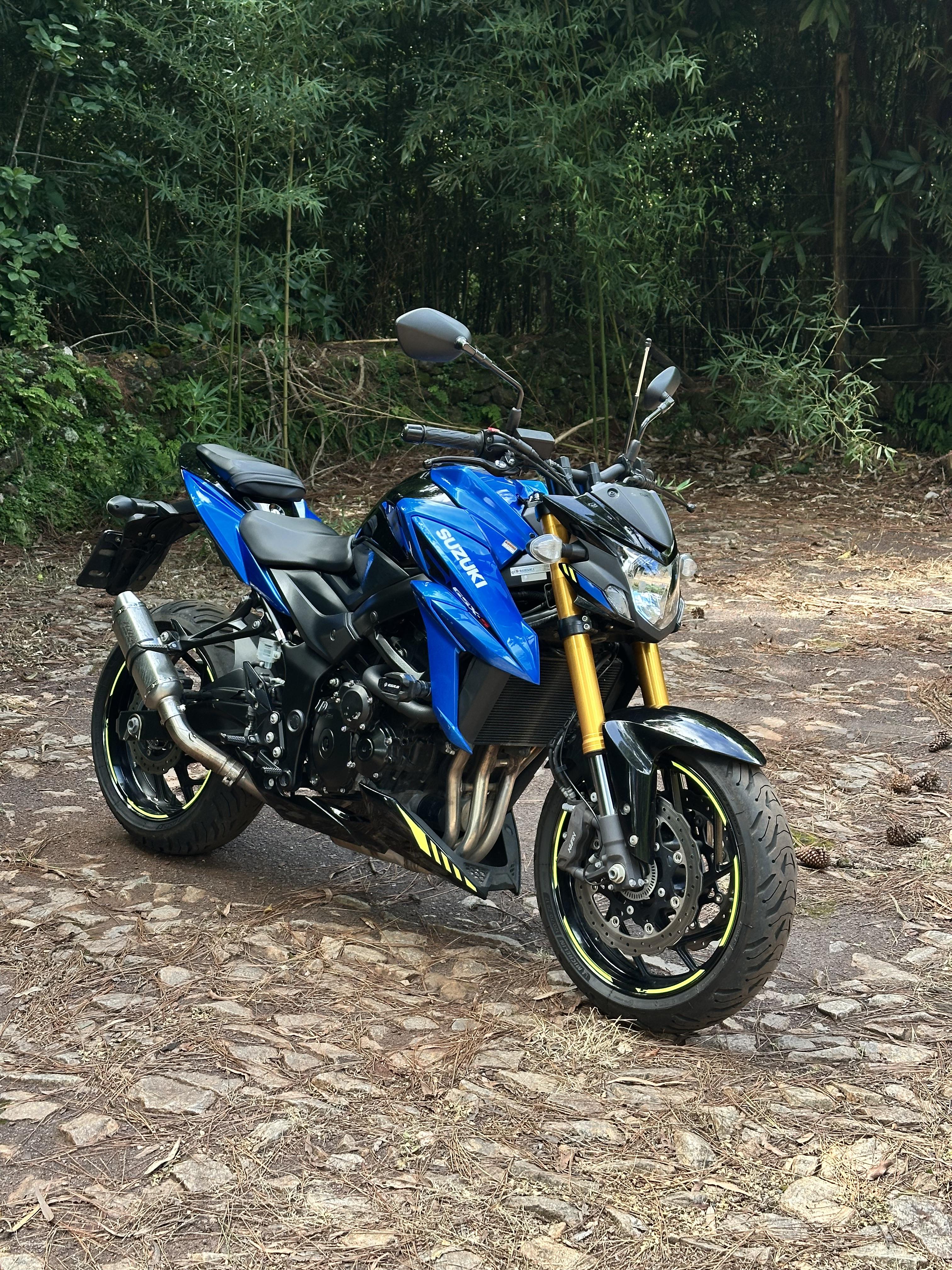 SUZUKI GSX S750